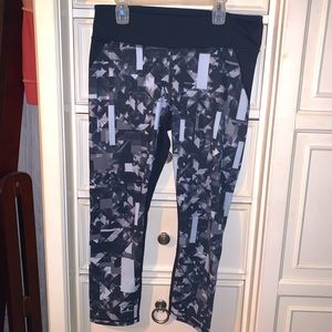 UA Cropped Geometric Leggings